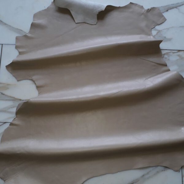 1x Lederhaut (CO-98), sandfarben nappa, Stärke: ca. 0,6mm, Maß: ca. 80x75cm