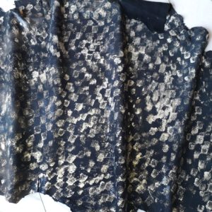 1x Lederhaut (LH-901), schwarz & goldfarben 0,6mm, bedruckt metallic