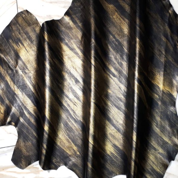 1x Lederhaut (SD-1443), schwarz & goldfarben, 0,8mm, nappa handbemalt