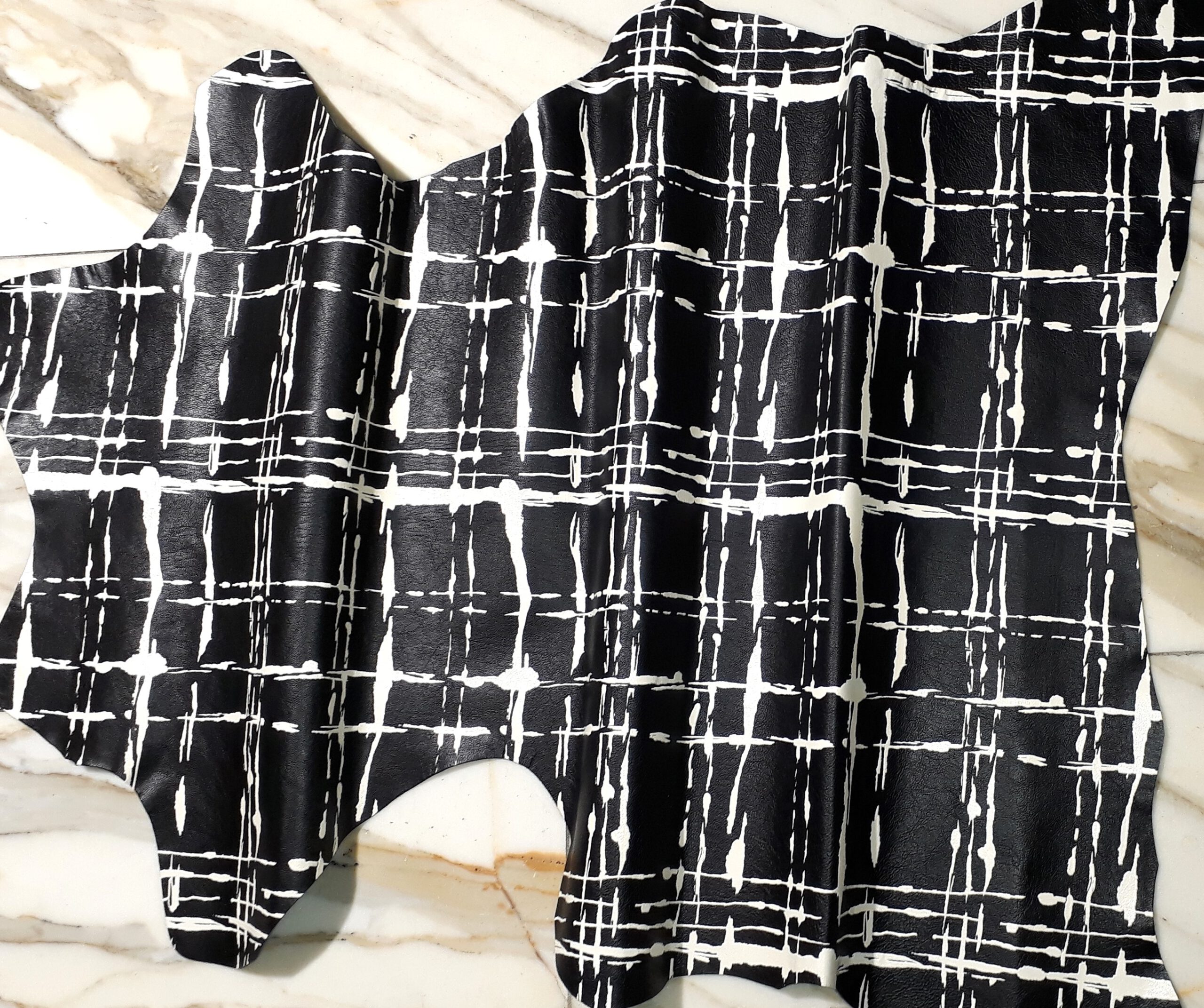 1x Lederhaut (SB-1871), schwarz & naturweiss 0,8mm, bedruckt